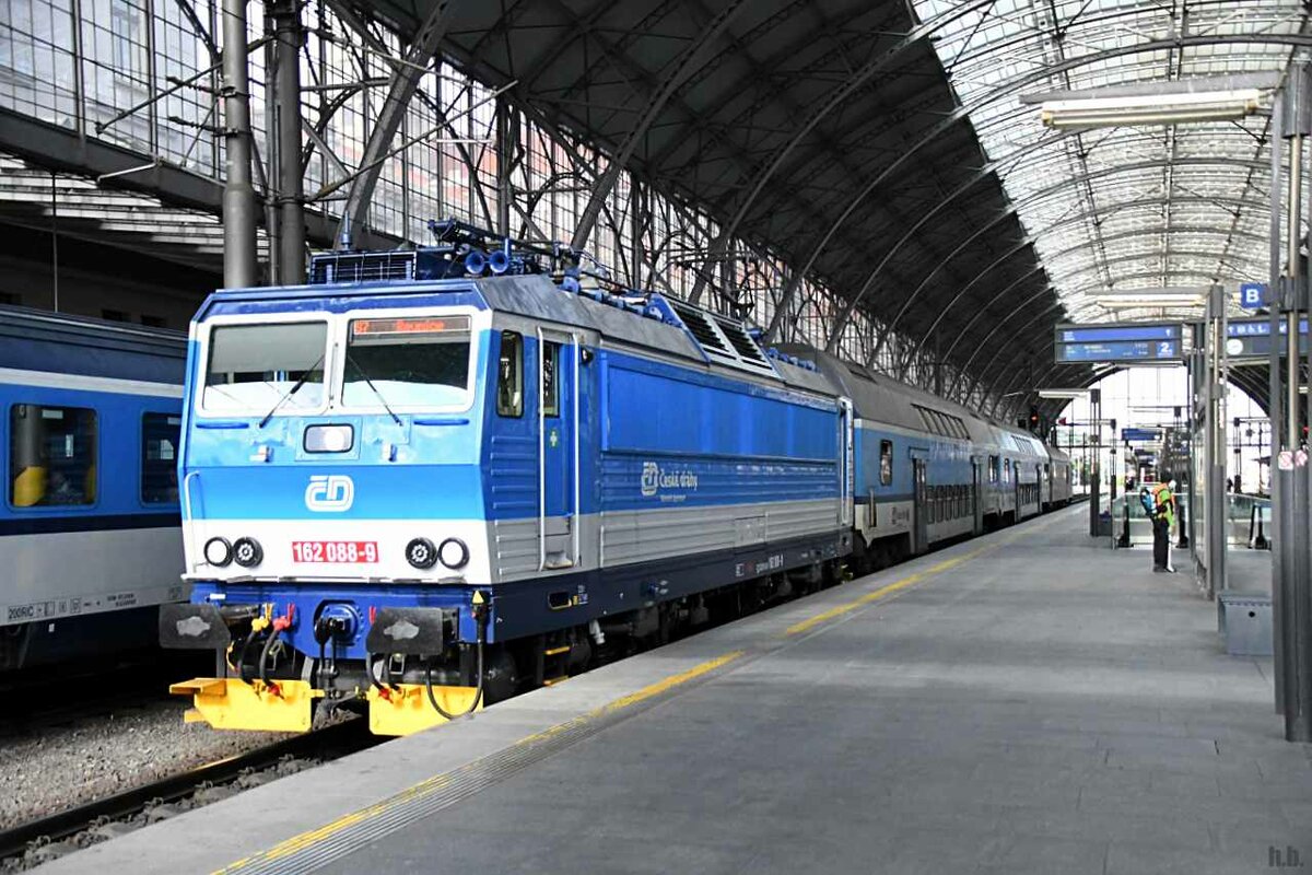 162 088-9 stand mit einen regionalzug in praha hl.n. 07.10.21