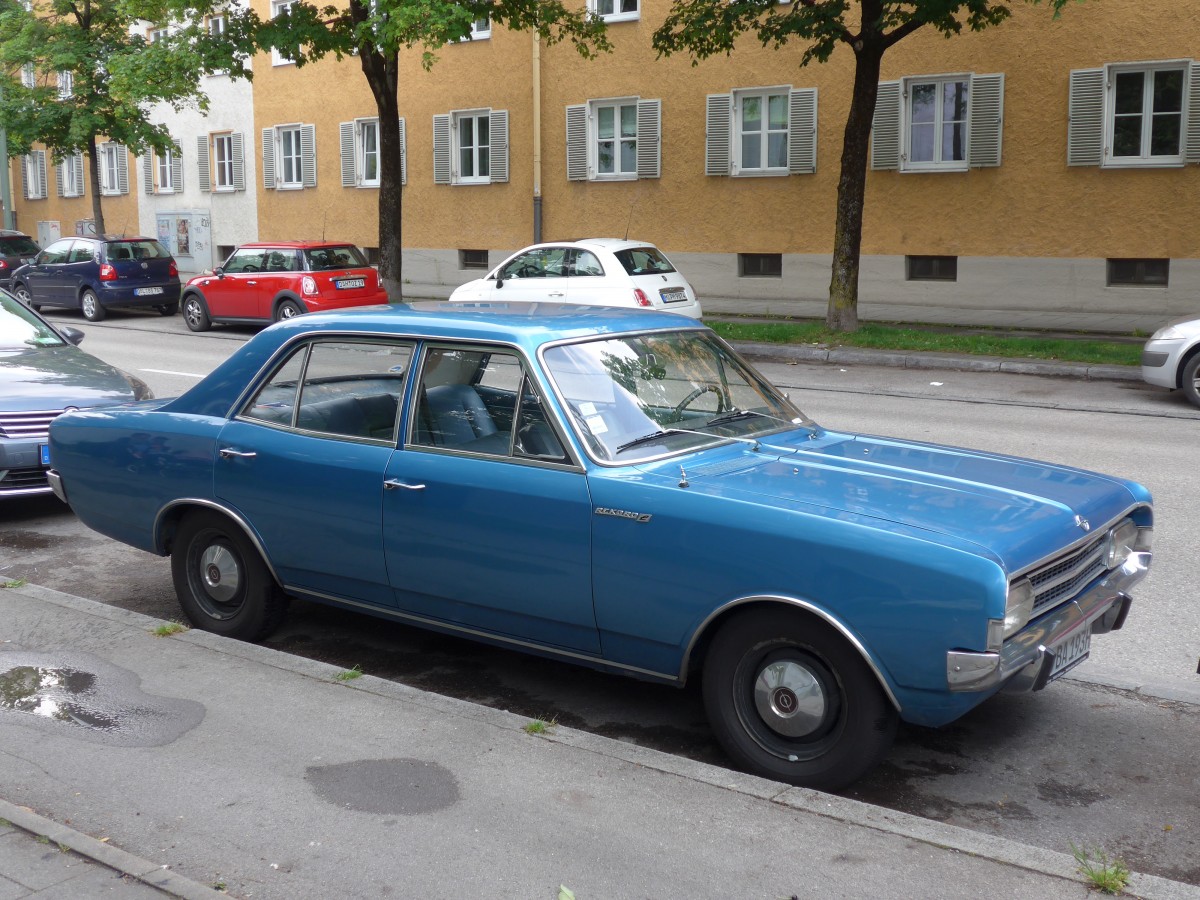 (162'773) - Opel - M-BA 193H - am 28. Juni 2015 in M�nchen, Bahnhof Giesing