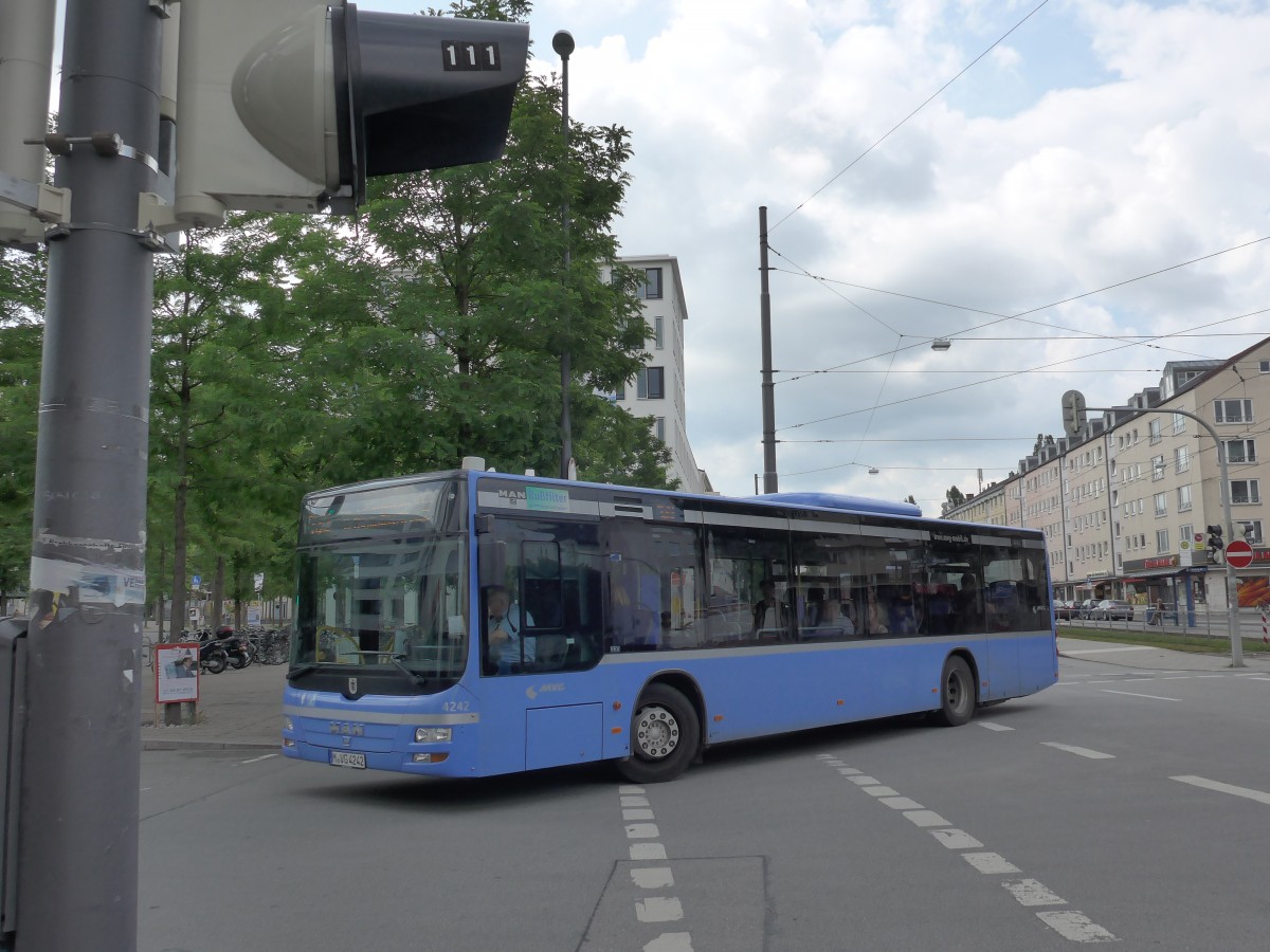 (162'776) - MVG Mnchen - Nr. 4242/M-VG 4242 - MAN am 28. Juni 2015 in Mnchen, Bahnhof Giesing