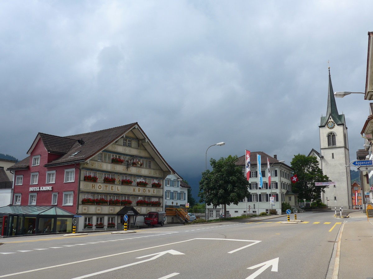 (163'218) - Hotel Krone, Gemeindehaus und Kirche am 2. August 2015 in Urn�sch