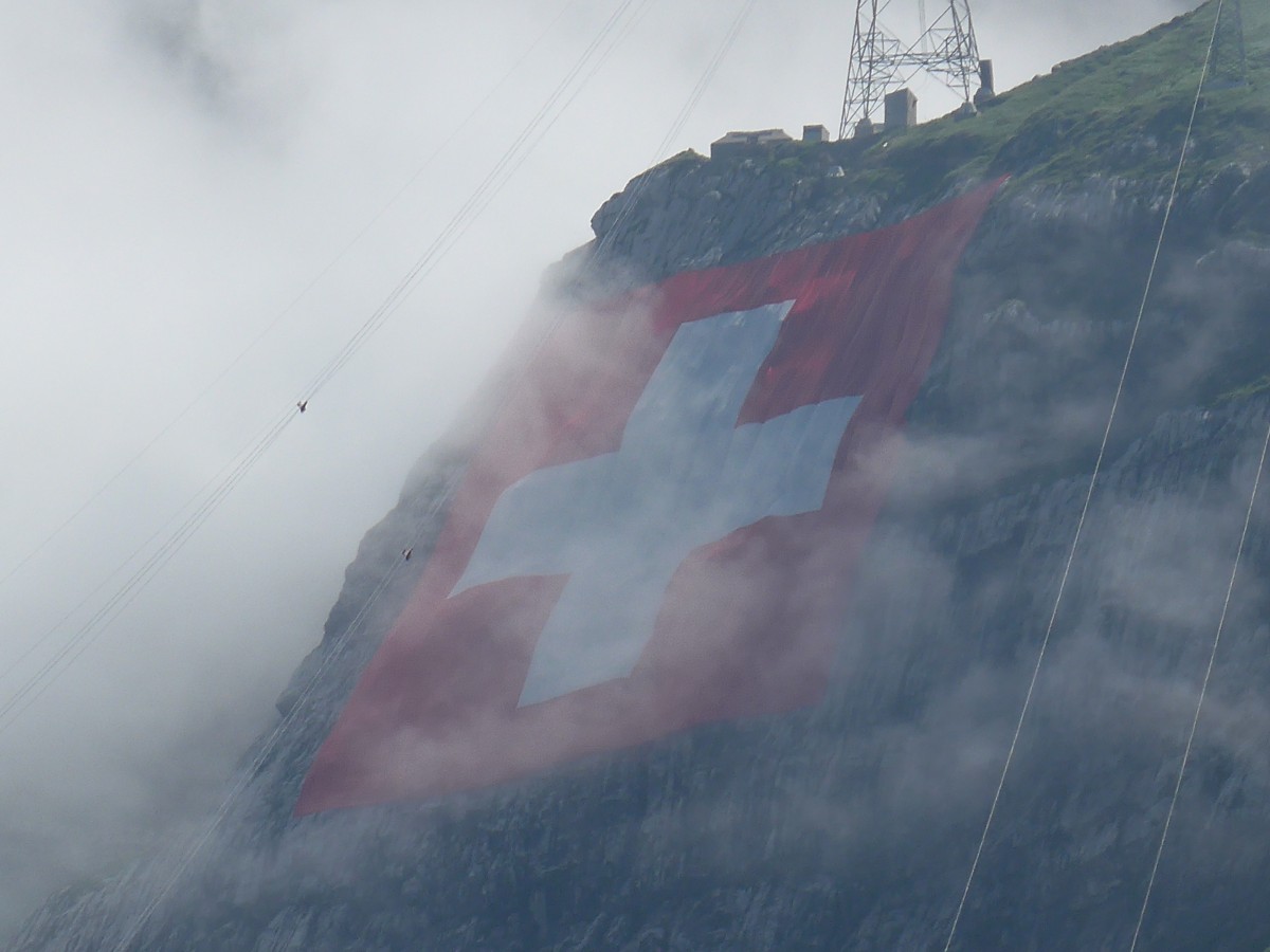 (163'255) - Die gr�sste Schweizerfahne (80 x 80 m) der Welt am 2. August 2015 am S�ntis von der Schw�galp aus