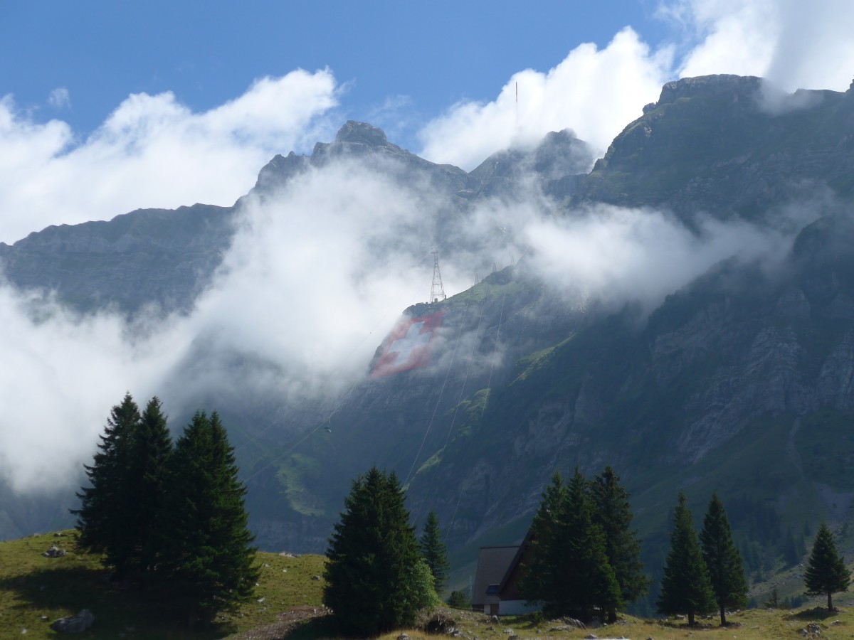 (163'256) - Die gr�sste Schweizerfahne (80 x 80 m) der Welt am 2. August 2015 am S�ntis von der Schw�galp aus