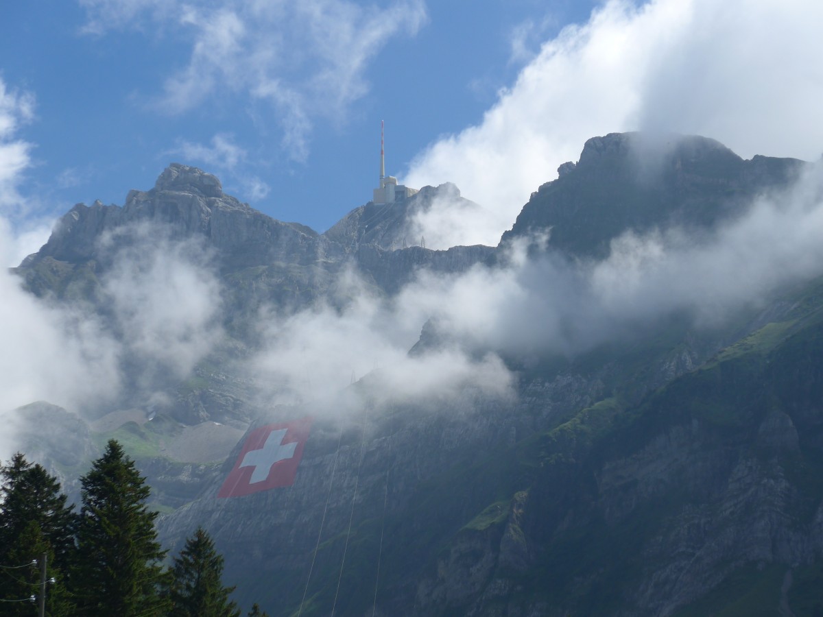 (163'261) - Die gr�sste Schweizerfahne (80 x 80 m) der Welt am 2. August 2015 am S�ntis von der Schw�galp aus