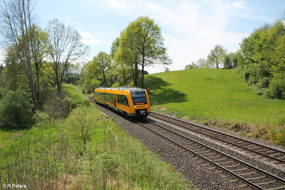 1641 703 kurz vor Reuth bei Erbendorf als RB23 79726 Regensburg - Marktredwitz. 13.05.22