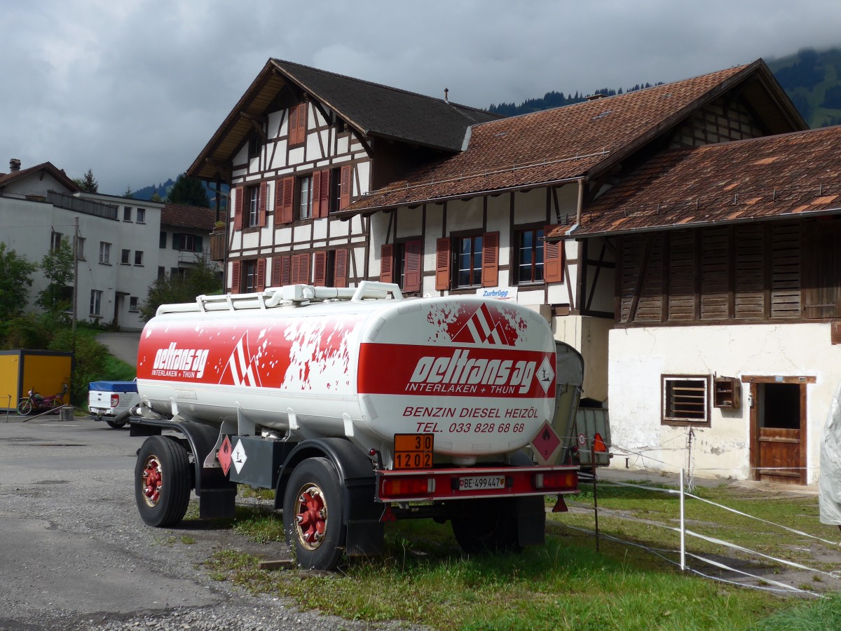 (164'416) - Oeltrans, Interlaken - BE 499'447 - Schwarzm�ller Anh�nger am 6. September 2015 in Frutigen