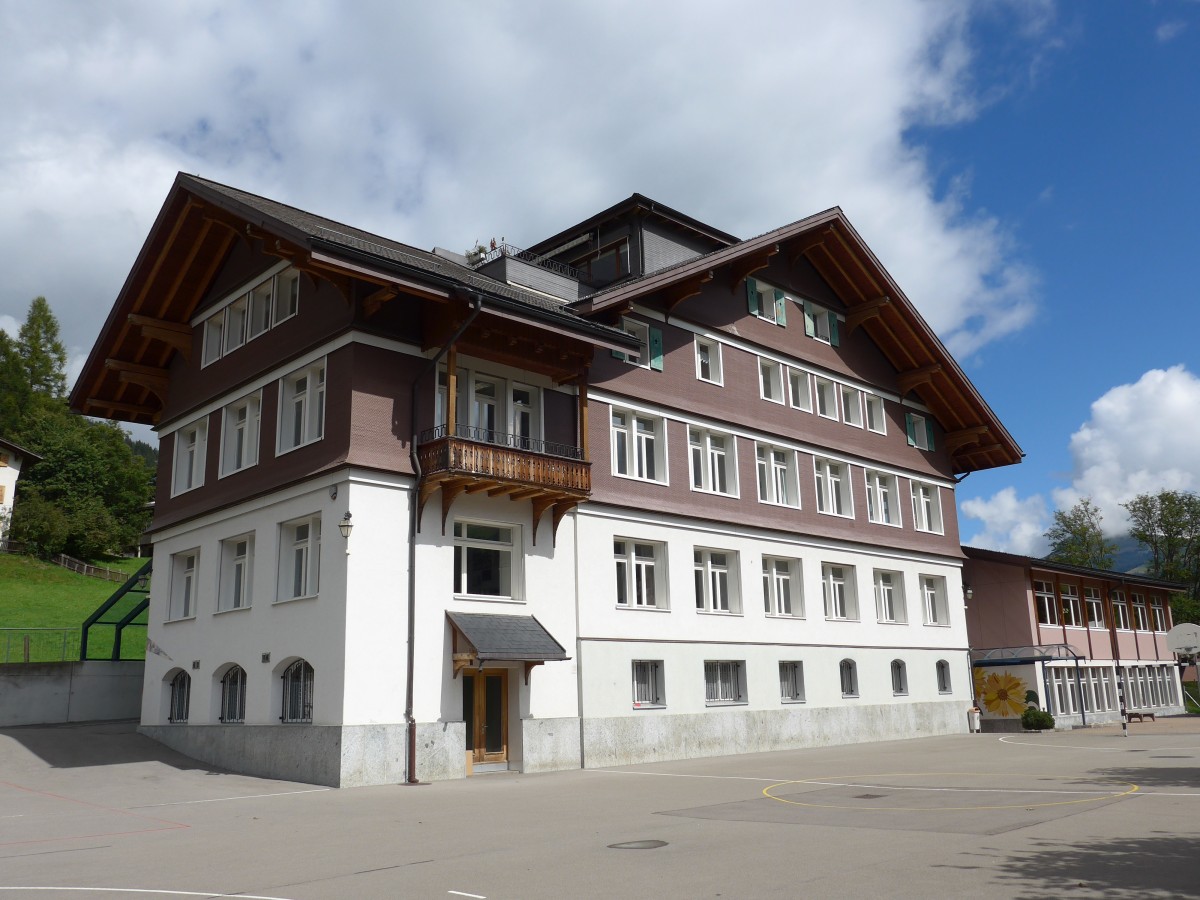 (164'431) - Das Schulhaus Dorf am 6. September 2015 in Adelboden