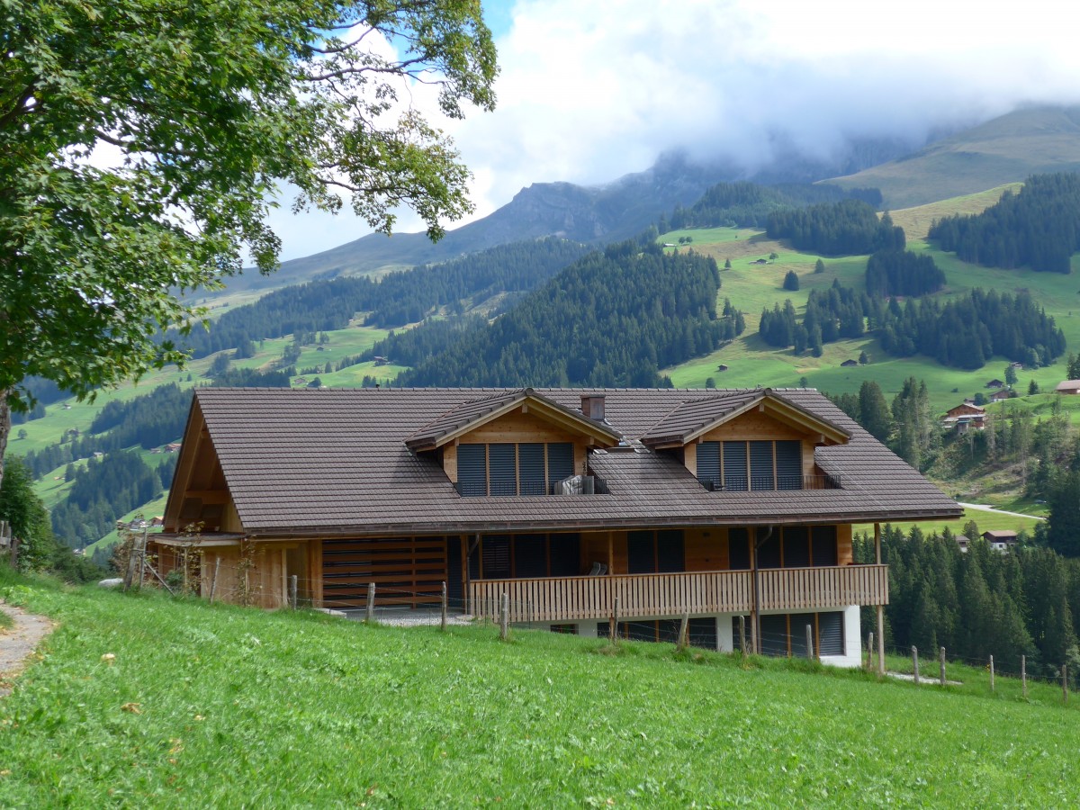 (164'433) - Das Adelbodnerhus am 6. September auf dem M�hleport in Adelboden