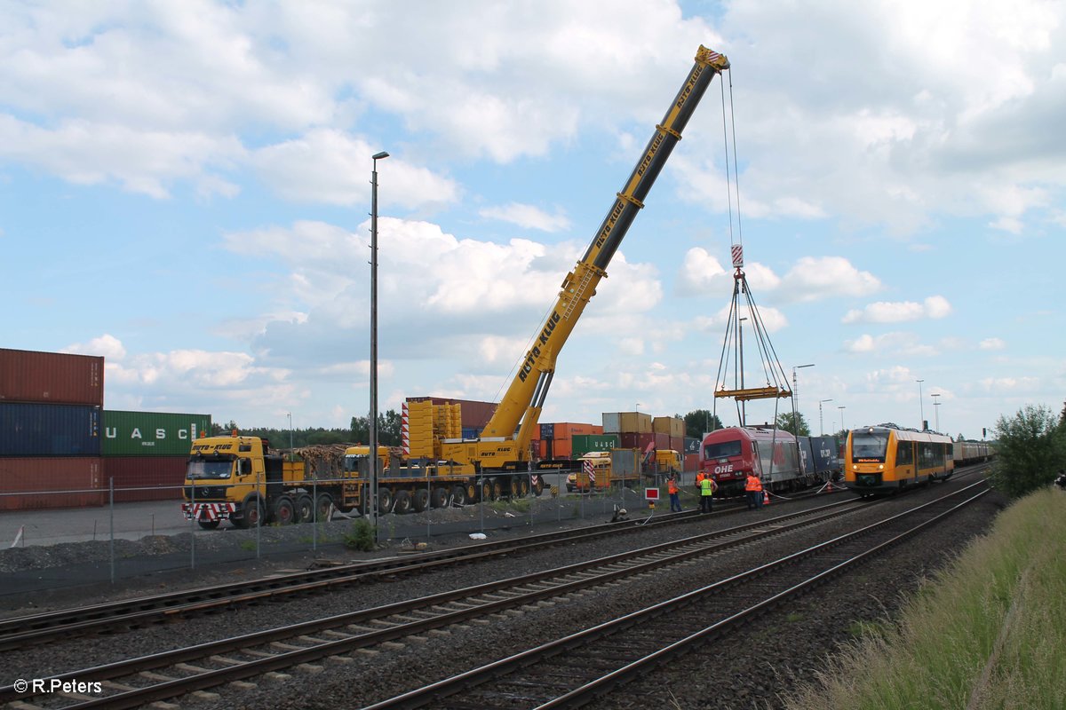 1648 207 verlässt Wiesau und zieht an der verunfalten 270082 vorbei. 10.06.16