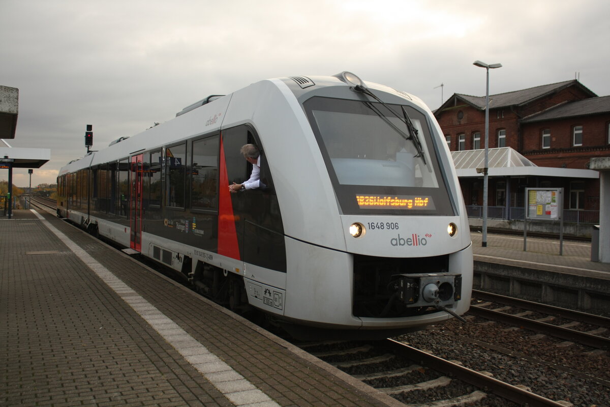 1648 406/906 verlsst als RB36 mit Ziel Wolfsburg Hbf den Bahnhof Oebisfelde am 6.11.21