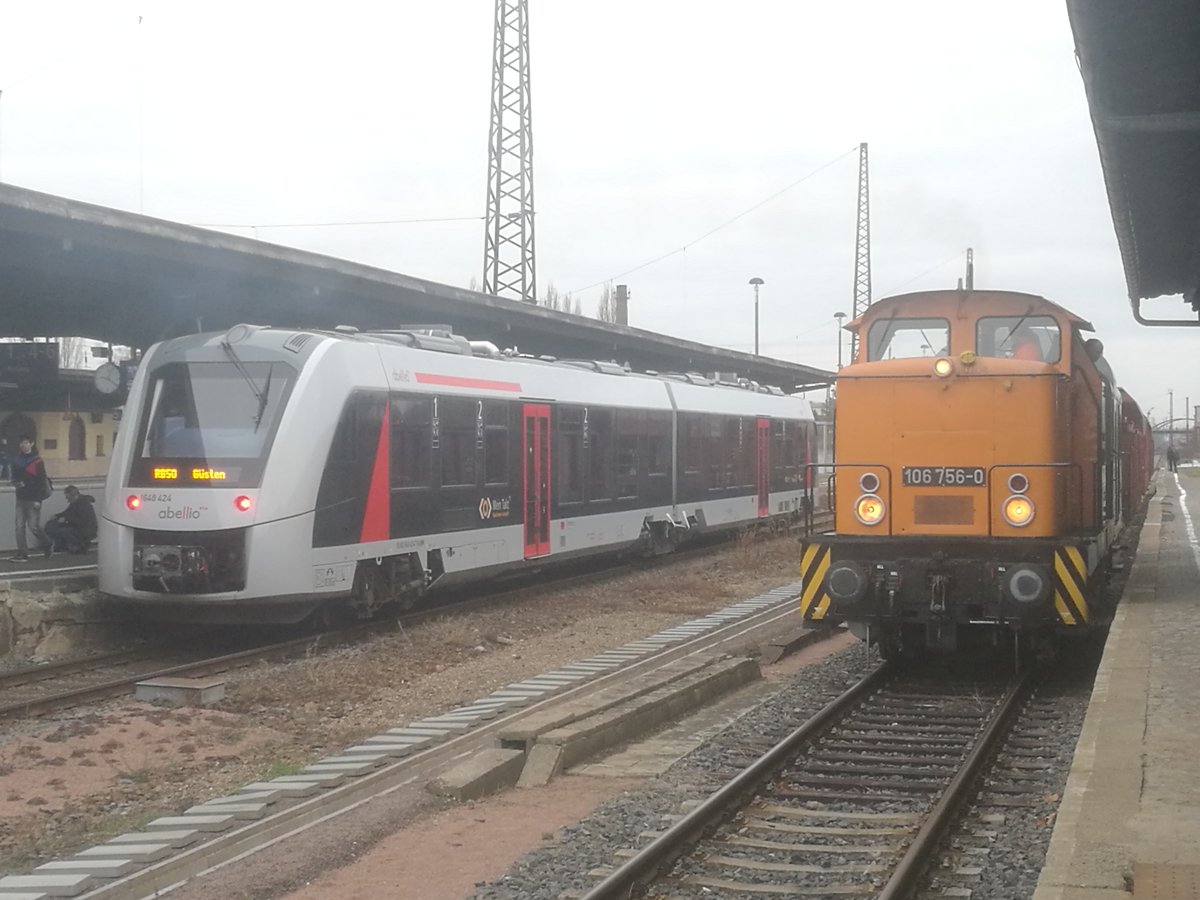 1648 424/924 von Abellio und 106 756 mit dem Fotogüterzug im Bahnhof Köthen am 2.3.19