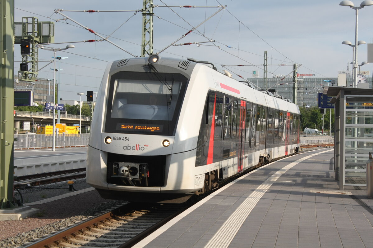 1648 454/954 von Bernburg Hbf kommend bei der Einfahrt in den Endbahnhof Halle/Saale Hbf am 24.5.22