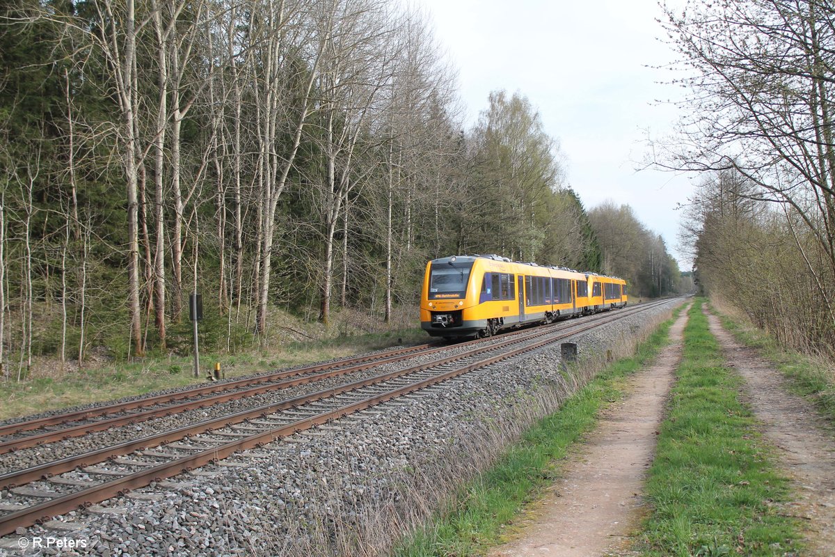 1648 701 und 1648 707 als OPB79734 Regensburg - Marktredwitz am Posten 51 südlich von Wiesau. 10.04.17