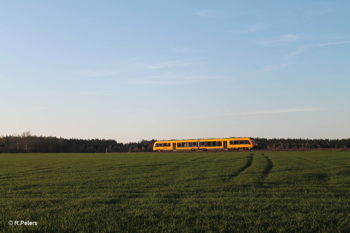 1648 706 als OPB 79742 Schwandorf - Marktredwitz bei Oberteich im letzten Licht. 21.04.16