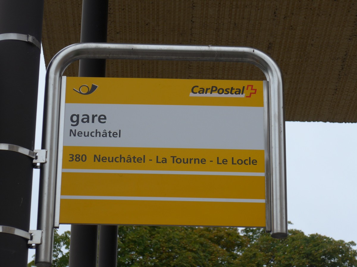 (164'839) - PostAuto-Haltestelle - Neuch�tel, gare - am 15. September 2015