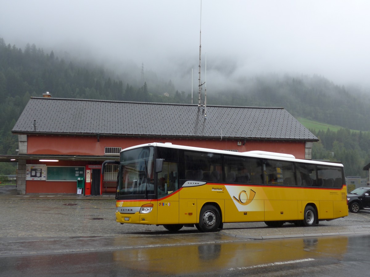 (164'927) - AVG Meiringen - Nr. 73/BE 171'453 - Setra am 16. September 2015 in Airolo, Post