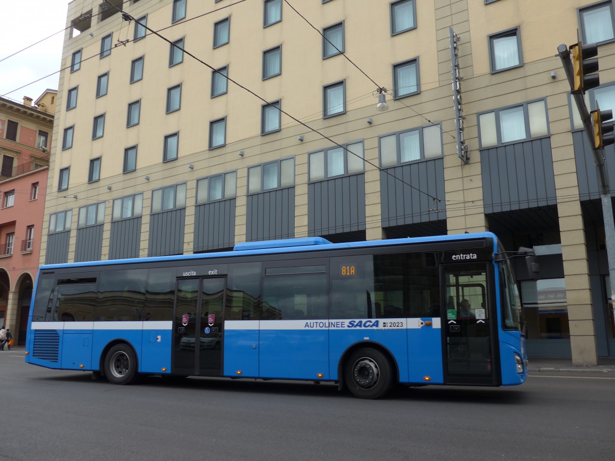 (165'549) - SACA Bologna - Nr. 2023/EZ-943 WG - Iveco am 23. September 2015 beim Bahnhof Bologna Centrale