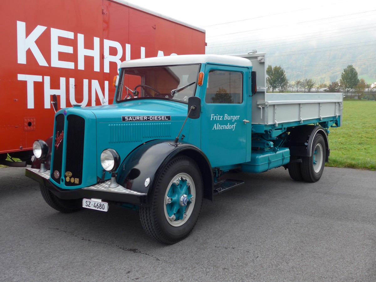 (166'078) - Burger, Altendorf - SZ 4680 - Saurer am 10. Oktober 2015 in Sch�nis, Bicoareal