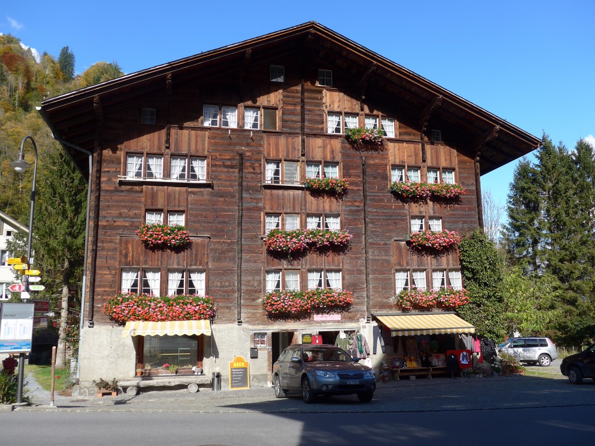 (166'146) - Mit Blumen beschm�cktes Haus am 10. Oktober 2015 in Elm