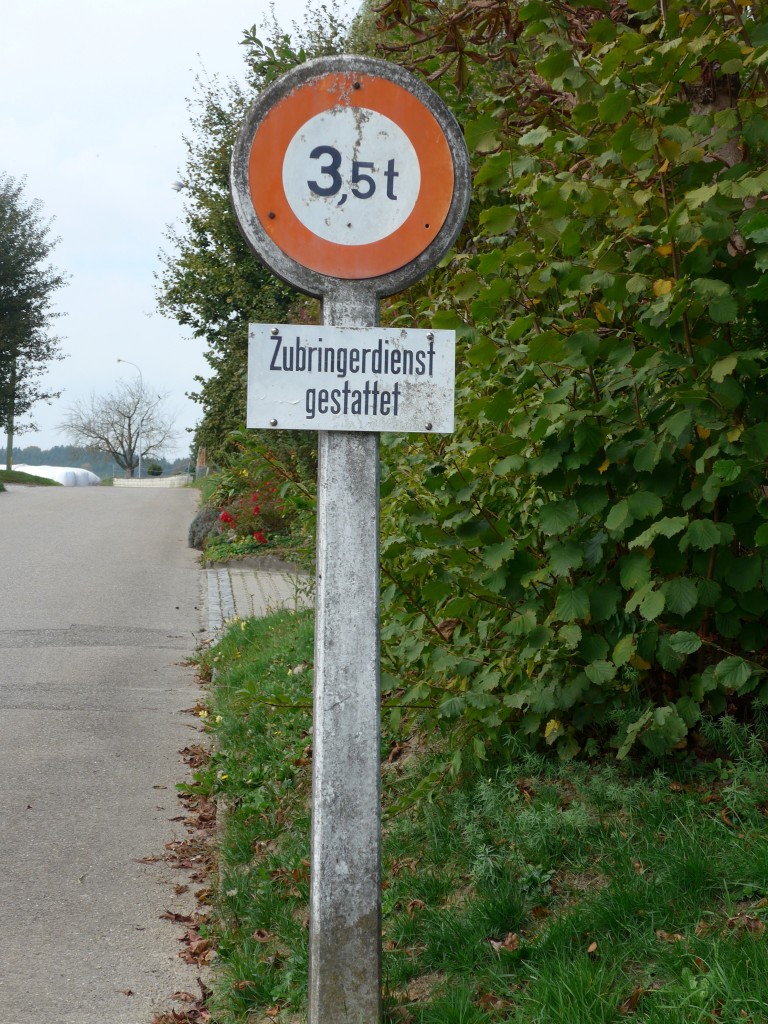 (166'233) - Altes Verkehrsschild aus Beton am 12. Oktober 2015 in Zauggenried