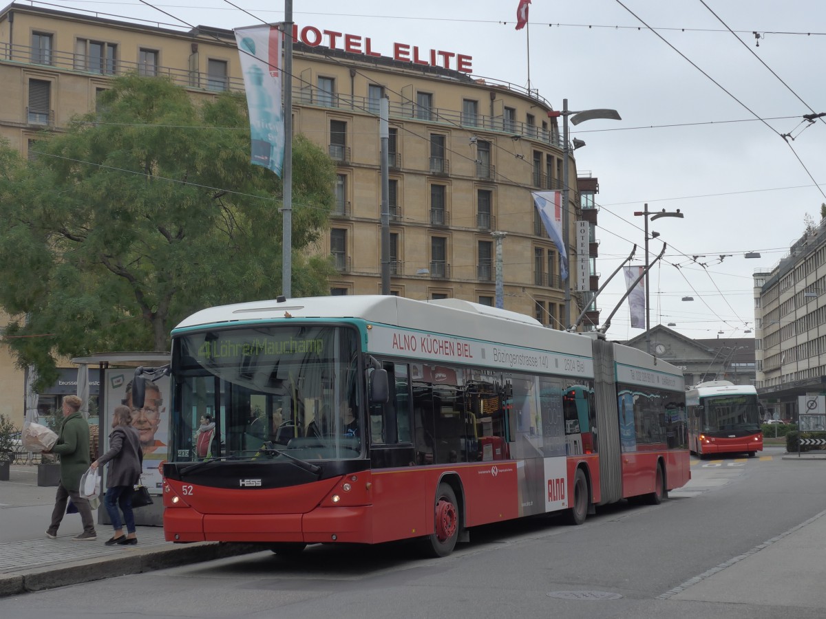 (166'394) - VB Biel - Nr. 52 - Hess/Hess Gelenktrolleybus am 24. Oktober 2015 in Biel, Guisanplatz