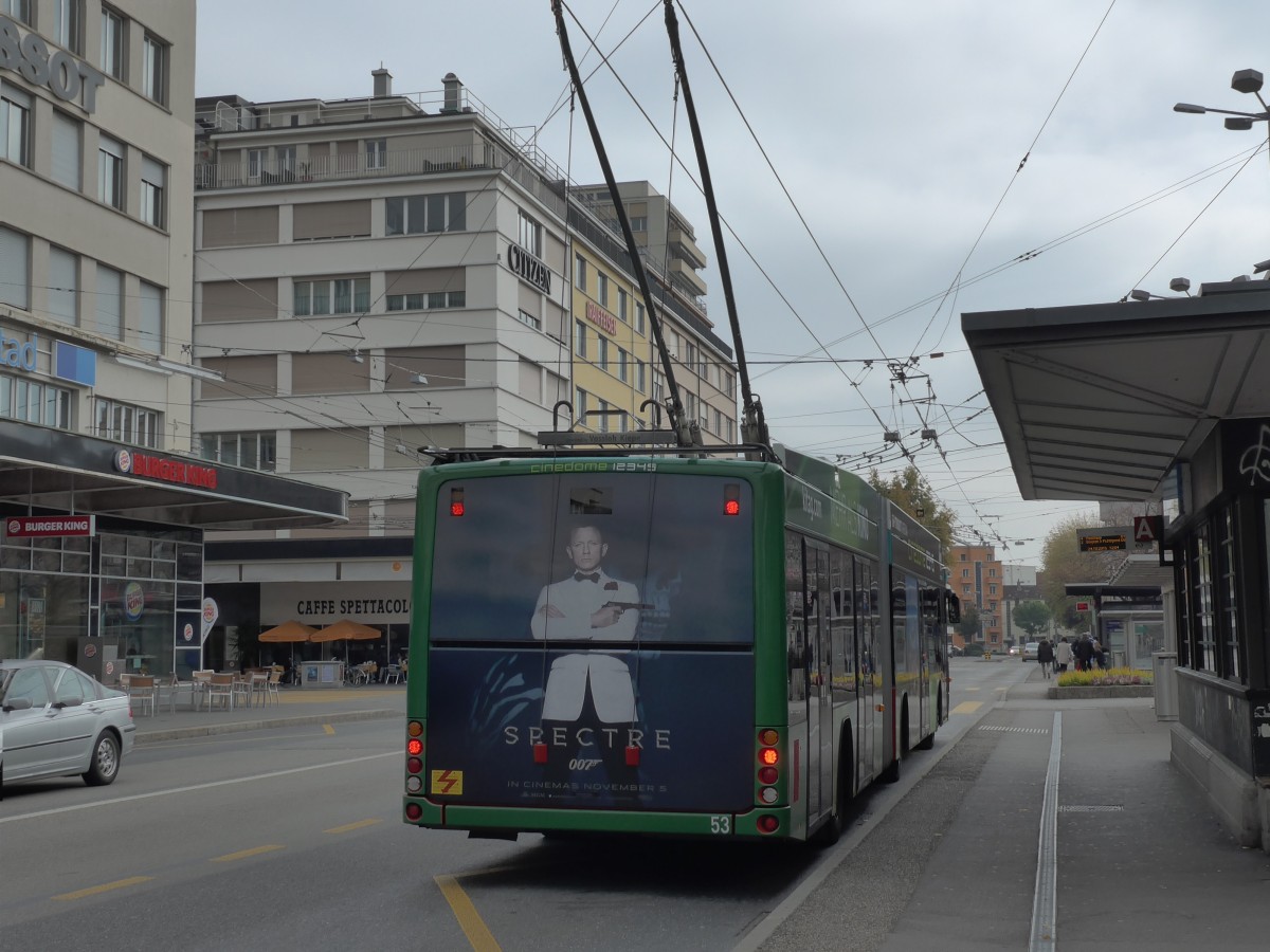 (166'418) - VB Biel - Nr. 53 - Hess/Hess Gelenktrolleybus am 24. Oktober 2015 beim Bahnhof Biel