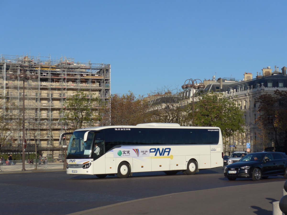 (166'707) - PNA, Villeron - DR 133 VV - Setra am 15. November 2015 in Paris, Arc de Triomphe