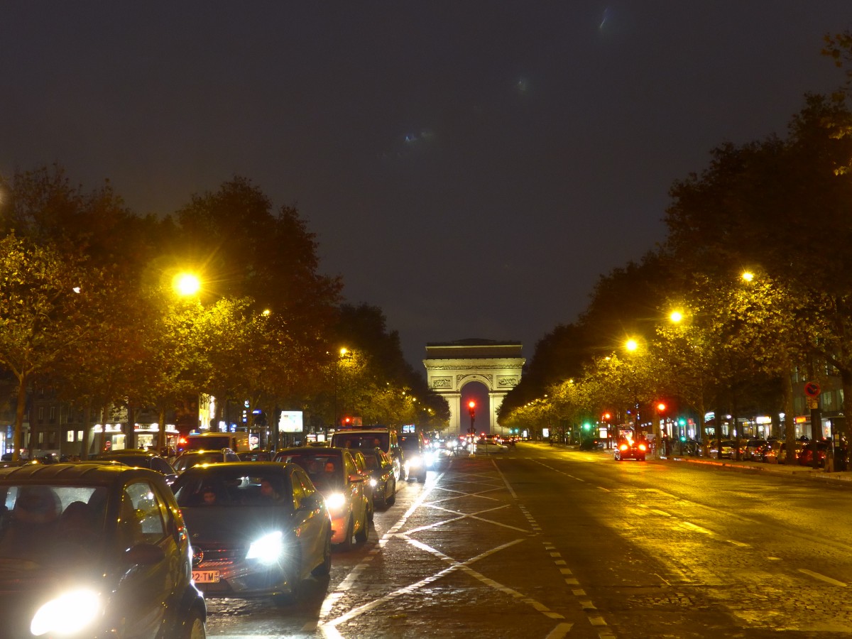 (167'035) - Die Champs-Elys�es und der Arc de Triomphe am Abend am 16. November 2015 in Paris