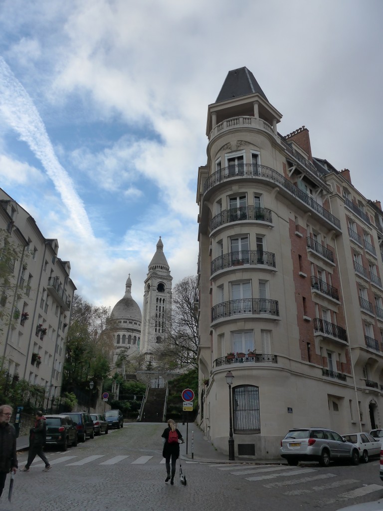 (167'085) - Die Kirche Sacr� Coeur mit Wohnh�usern am 17. November 2015 in Paris