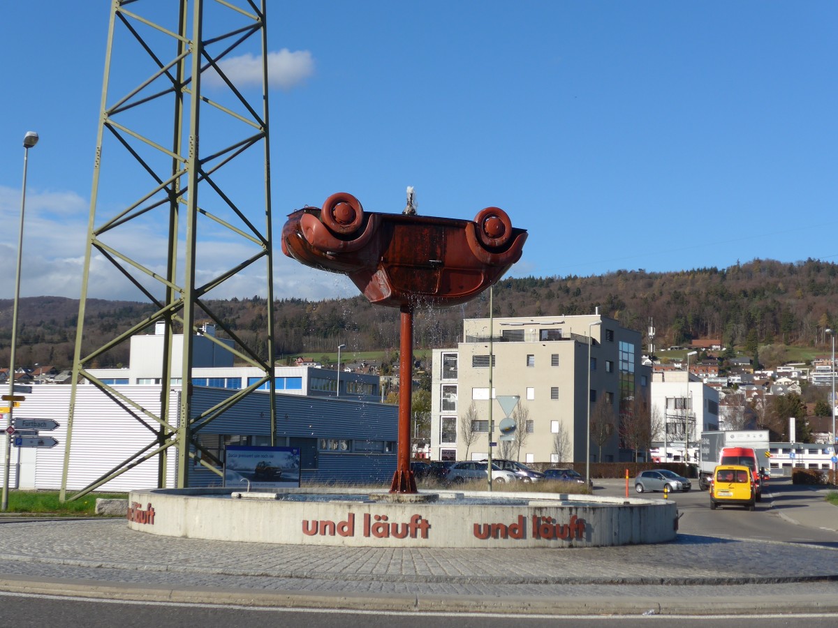 (167'432) - Ein Kreisel mit einem VW-K�fer als Brunnen am 19. November 2015 in Buchs