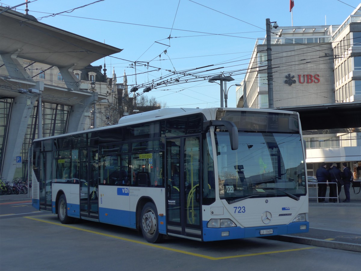 (167'911) - VBL Luzern - Nr. 723/LU 15'689 - Mercedes (ex Heggli, Kriens Nr. 723) am 25. Dezember 2015 beim Bahnhof Luzern