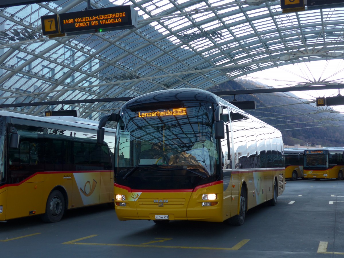 (168'024) - PostAuto Graubnden - GR 162'991 - MAN am 26. Dezember 2015 in Chur, Postautostation