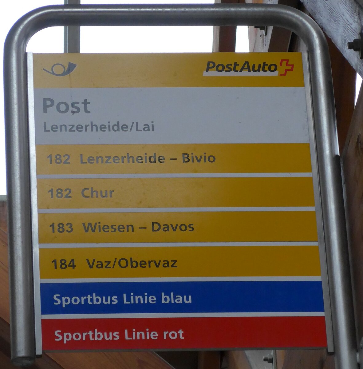 (168'255) - PostAuto/Sportbus Linie blau/Sportbus Linie rot-Haltestellenschild - Lenzerheide/Lai, Post - am 2. Januar 2016