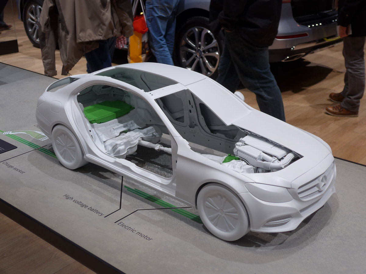 (169'168) - Mercedes-Model am 7. M�rz 2016 im Autosalon Genf