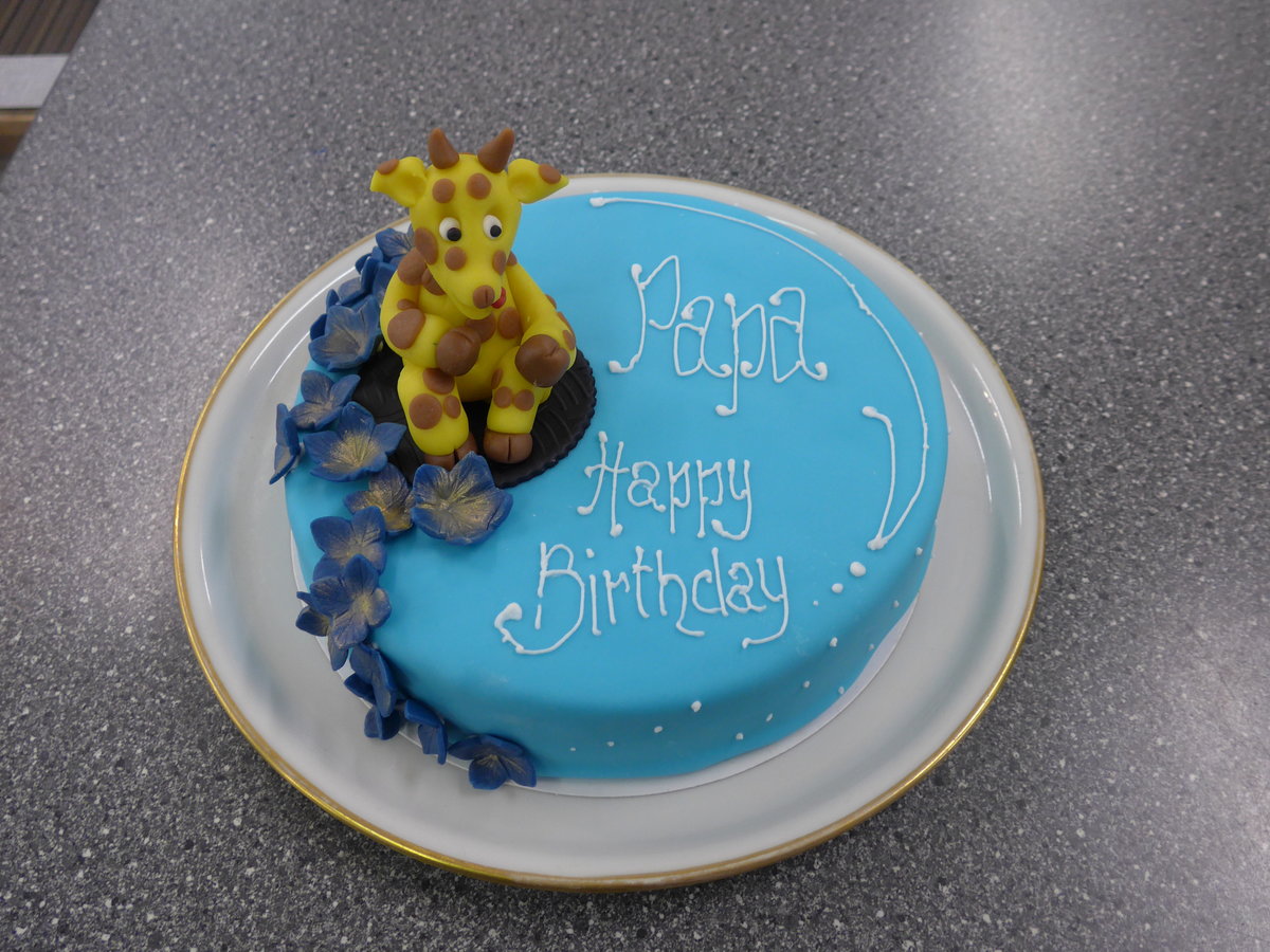 (169'212) - Geburtstagstorte aus Marzipan mit Giraffe am 9. M�rz 2016
