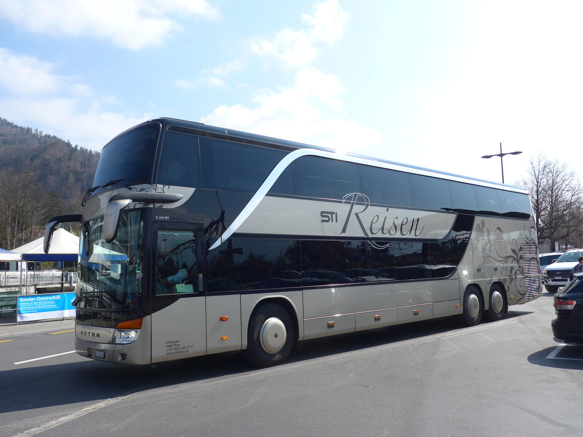 (169'425) - STI Thun - Nr. 42/BE 120'042 - Setra am 24. Mrz 2016 beim Bahnhof Thun