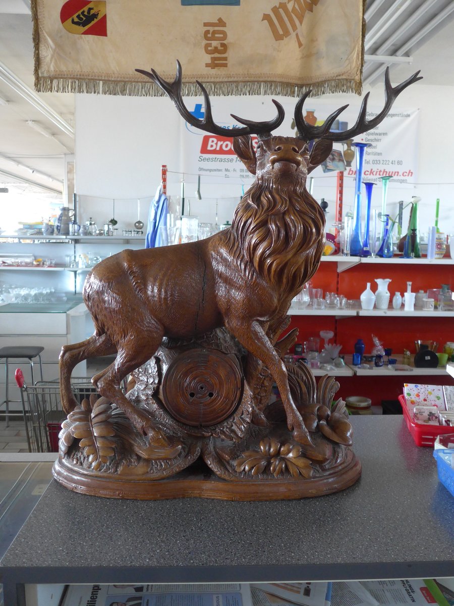 (169'807) - Geschnitzter Hirsch am 10. April 2016 im BrockiShop