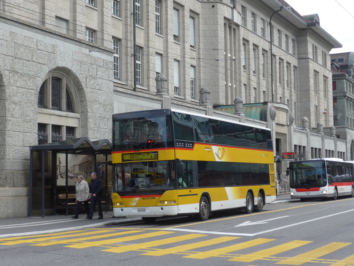 (169'871) - Casutt, Gossau - SG 250'503 - Neoplan am 12. April 2016 beim Bahnhof St. Gallen (prov. Haltestelle)