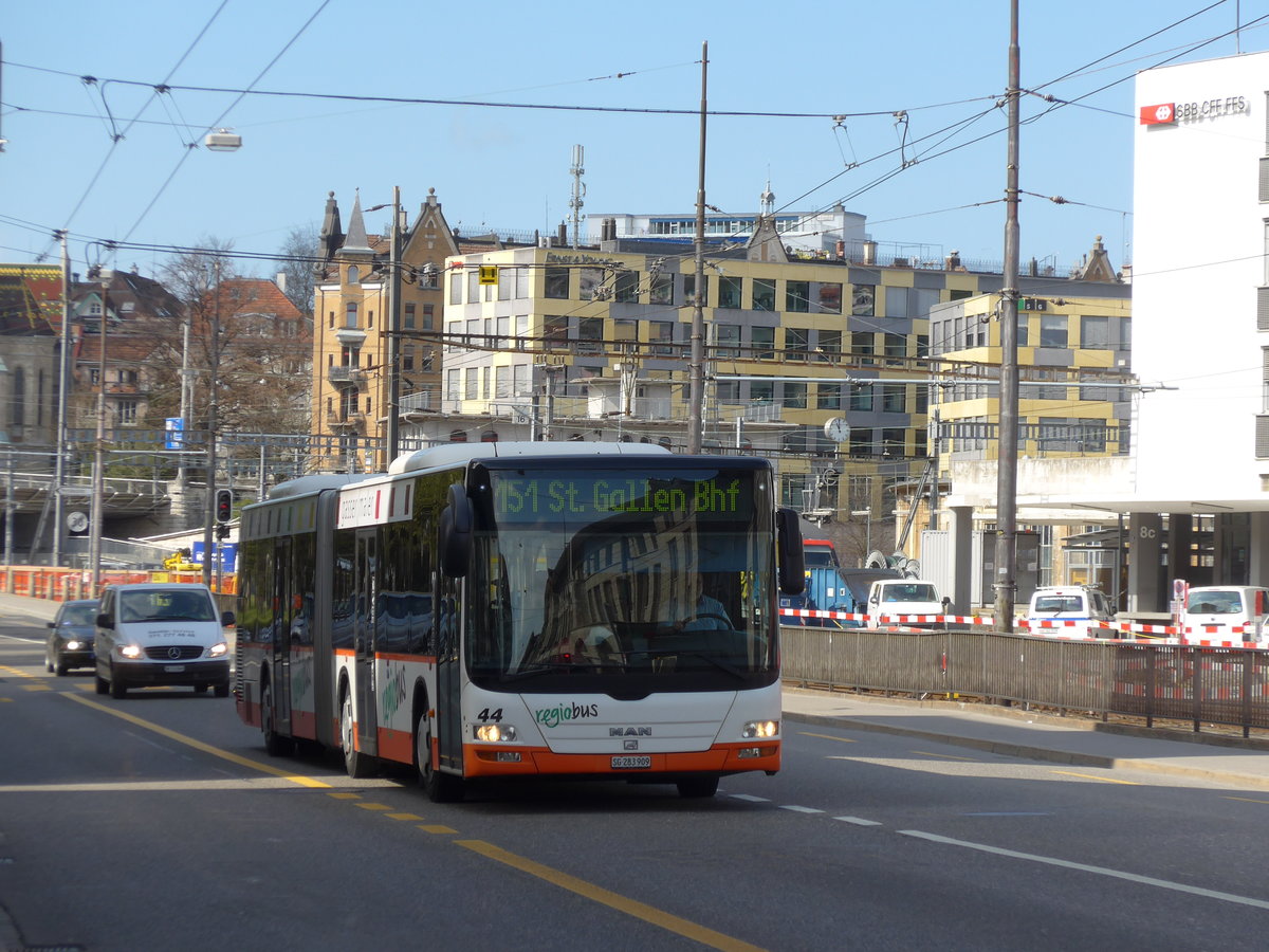 (169'891) - Regiobus, Gossau - Nr. 44/SG 283'909 - MAN am 12. April 2016 beim Bahnhof St. Gallen (prov. Haltestelle)