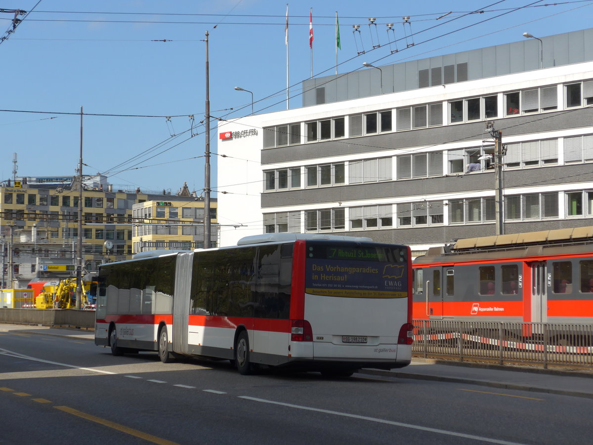 (169'892) - St. Gallerbus, St. Gallen - Nr. 210/SG 198'210 - MAN am 12. April 2016 beim Bahnhof St. Gallen (prov. Haltestelle)