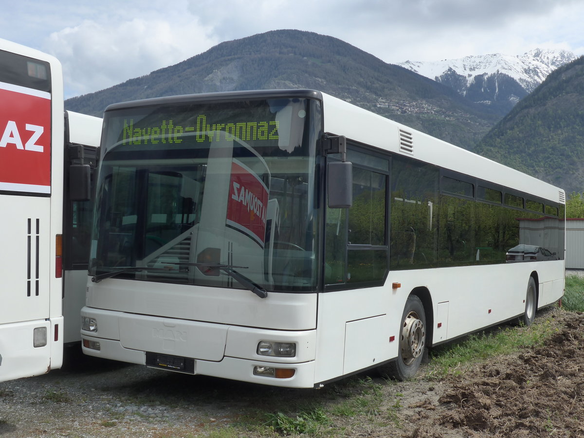 (170'213) - Buchard, Leytron - Nr. 98 - MAN (ex TN Neuchtel Nr. 222) am 24. April 2016 in Leytron, Garage