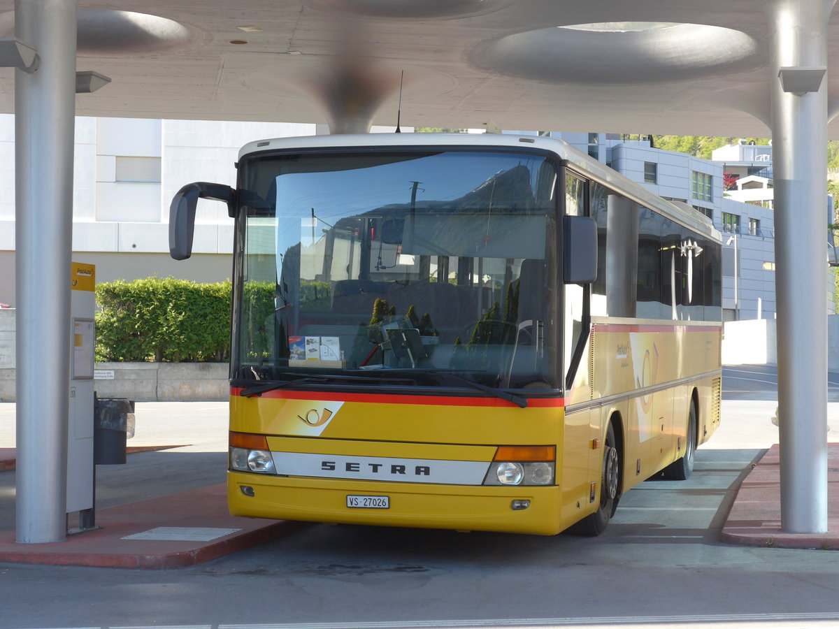 (170'342) - Autotour, Visp - VS 27'026 - Setra (ex VS 245'888) am 5. Mai 2016 beim Bahnhof Visp