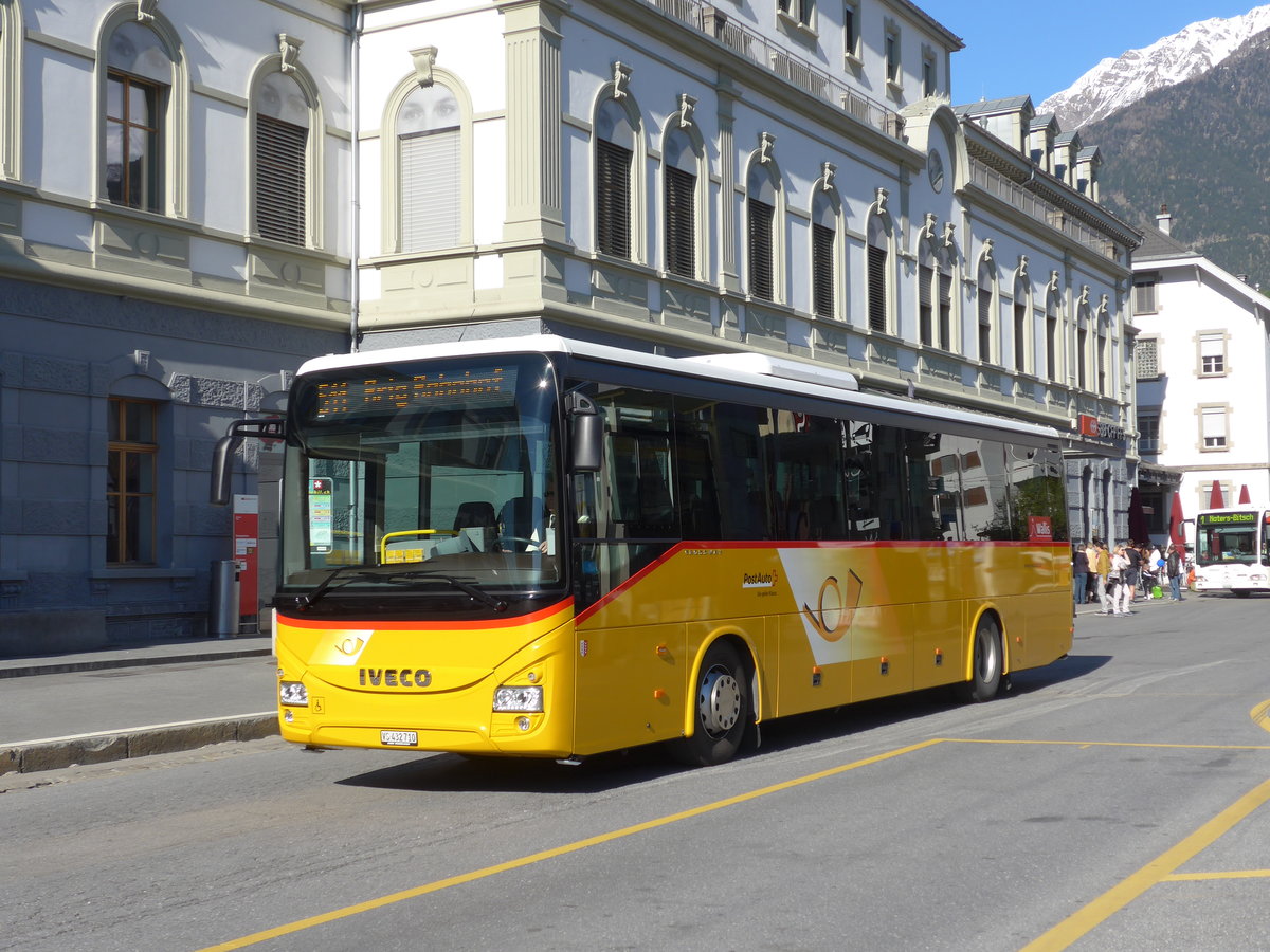 (170'375) - PostAuto Wallis - VS 432'710 - Iveco am 5. Mai 2016 beim Bahnhof Brig