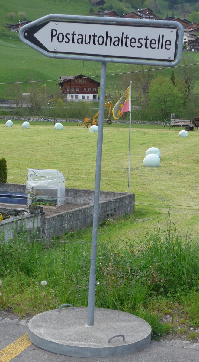 (170'383) - Wegweiser - Postautohaltestelle - am 7. Mai 2016 beim Bahnhof Oey-Diemtigen