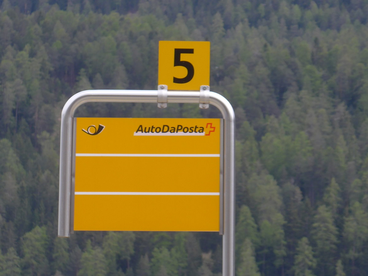 (170'925) - PostAuto-Haltestelle - Scuol-Tarasp, Bahnhof - am 16. Mai 2016
