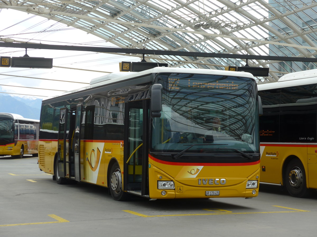 (170'960) - PostAuto Graubnden - GR 170'435 - Iveco am 16. Mai 2016 in Chur, Postautostation