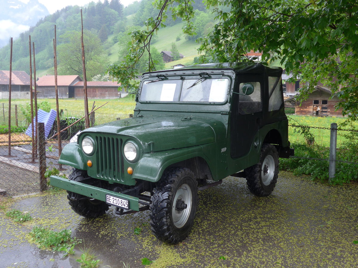 (171'457) - Jeep - BE 210'845 - am 28. Mai 2016 beim Bahnhof Boltigen
