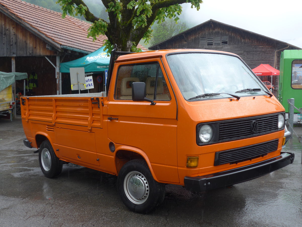 (171'461) - Volkswagen am 28. Mai 2016 beim Bahnhof Boltigen