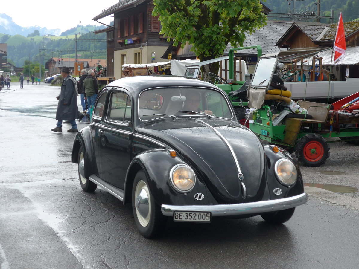 (171'505) - VW-K�fer - BE 352'005 - am 28. Mai 2016 beim Bahnhof Boltigen