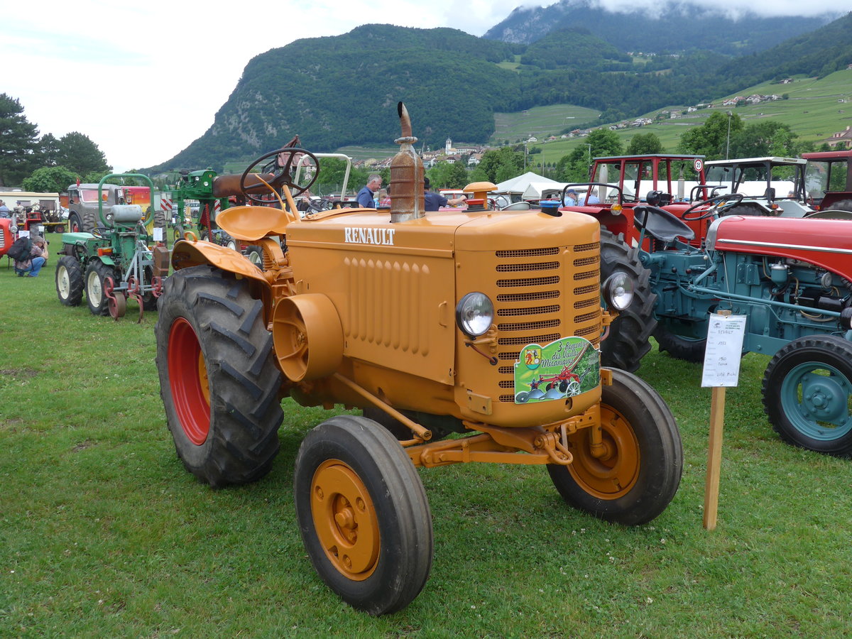 (172'057) - Renault - am 25. Juni 2016 in Aigle, Saurertreffen