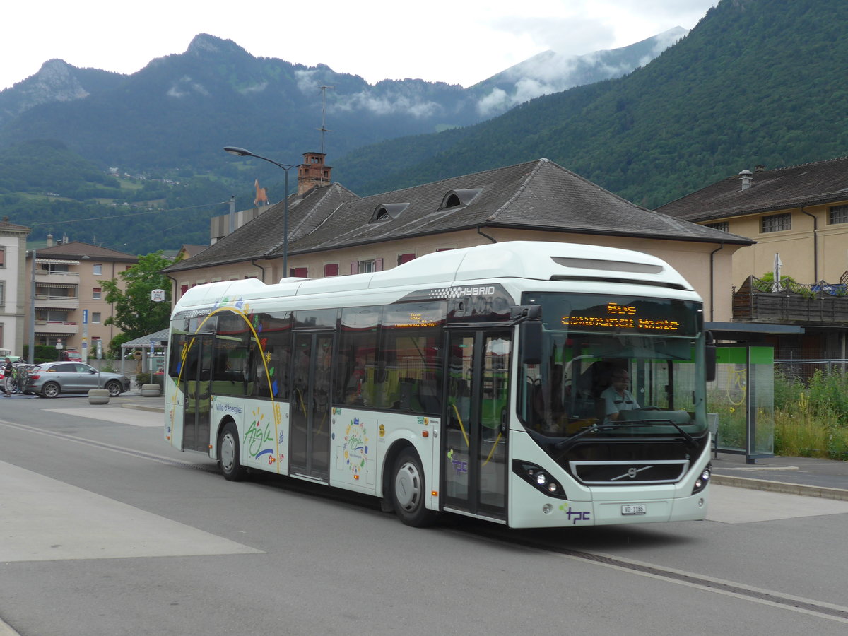 (172'127) - TPC Aigle - VD 1186 - Volvo (ex Volvo, S-Gteborg) am 25. Juni 2016 beim Bahnhof Aigle